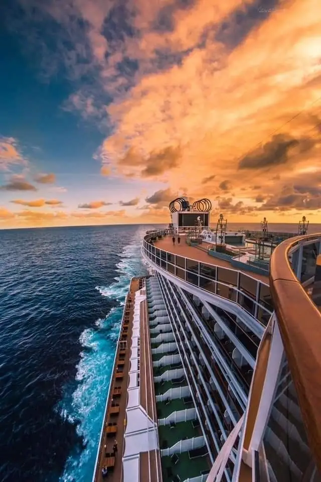 Uitzicht over het dek van een cruiseschip bij zonsondergang