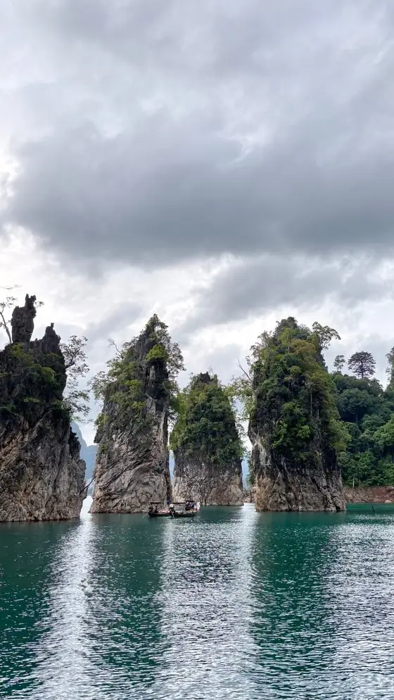Kalksteenrotsen in het Cheow Lan-meer, Khao Sok